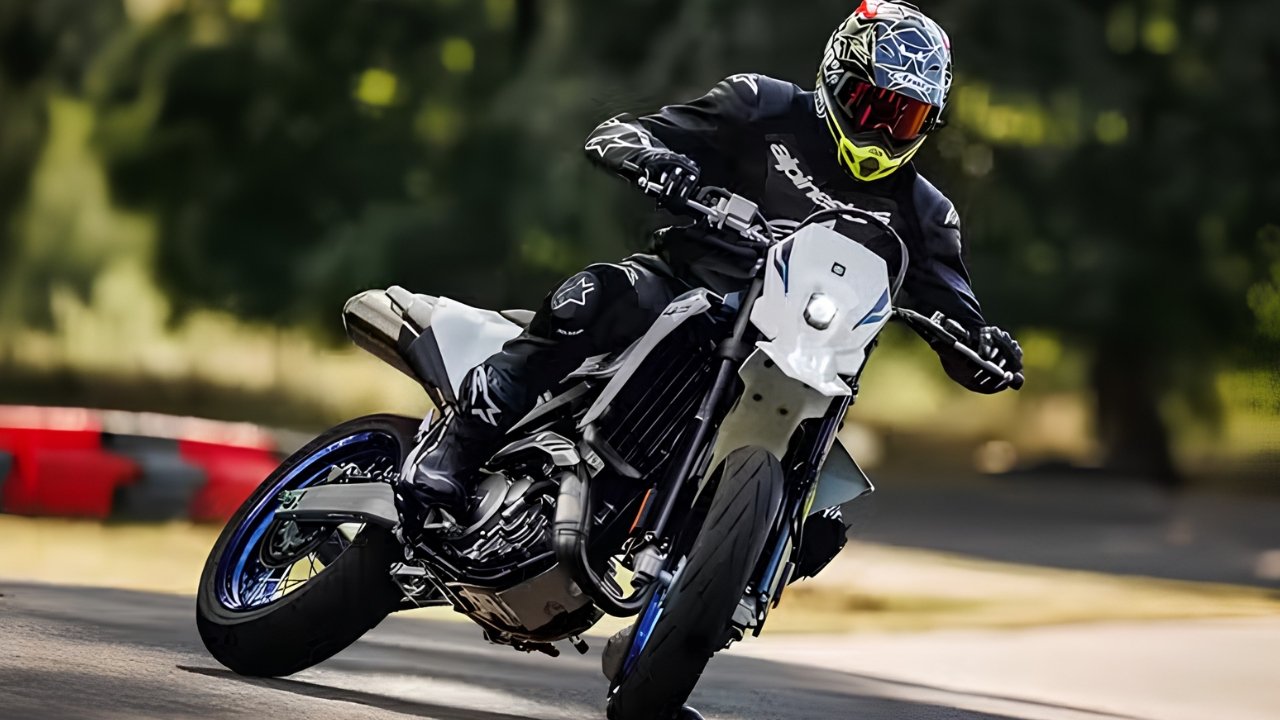 2025 Suzuki DR-Z4S Review: Why the Five-Speed Gearbox Matters for Highway Riders