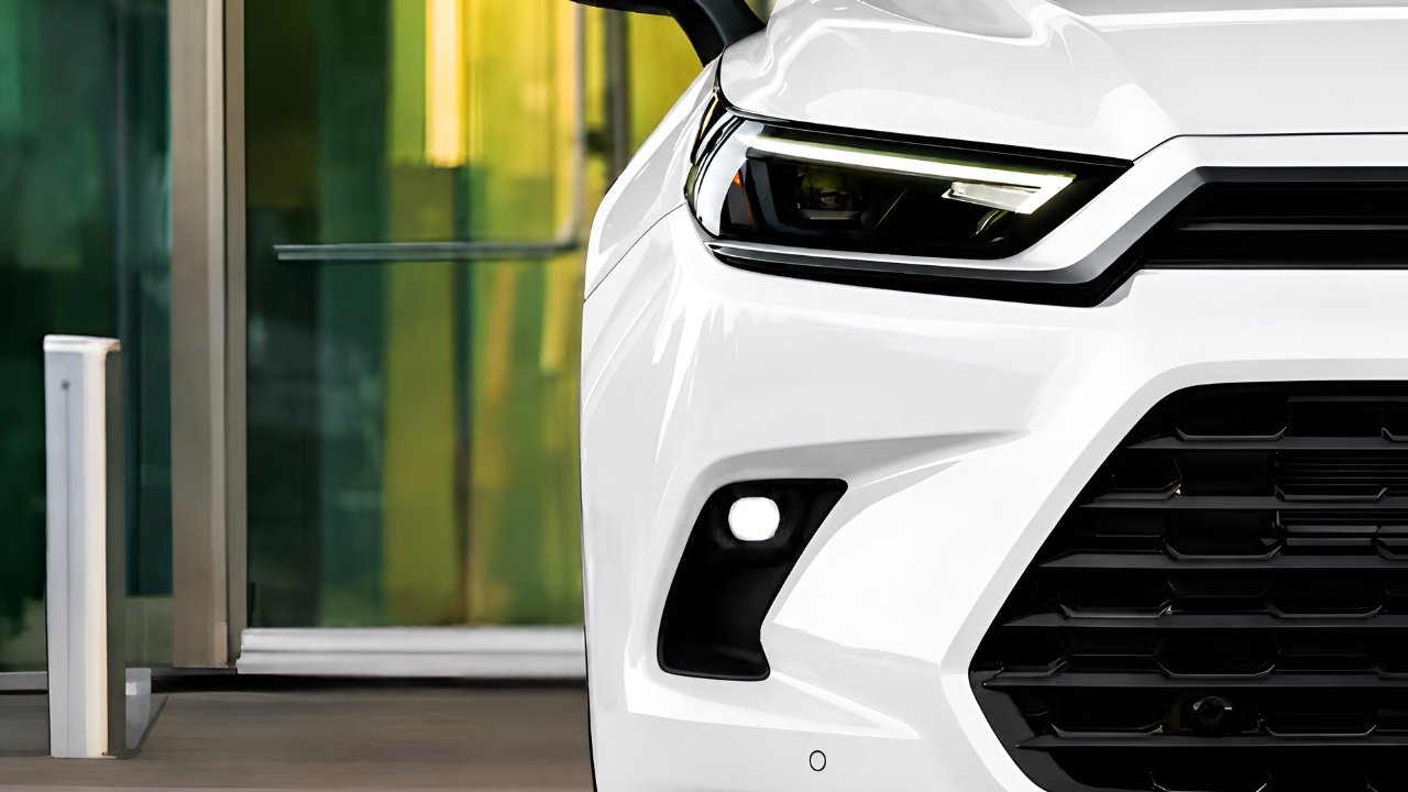 Toyota 3-Row Hybrid Gets Up to 37 MPG Without Ever Needing a Plug